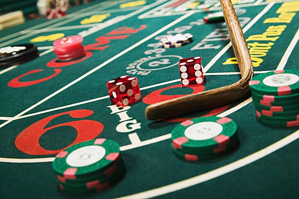 Dealer handling cards in Andar Bahar round
